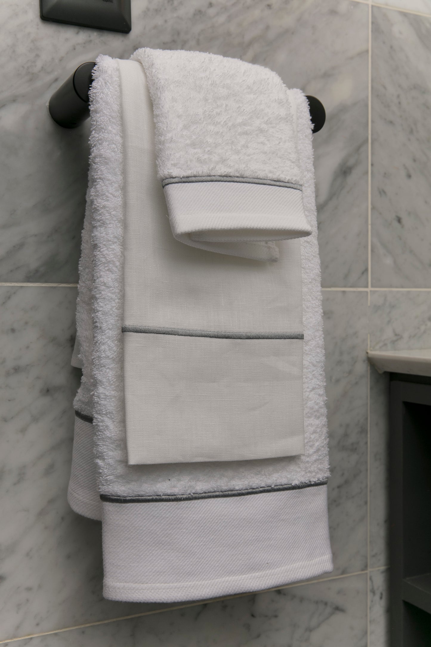 JUEGO DE TOALLAS DE MANO LINO CON BORDADO A 1 RAYA (4 TOALLAS)